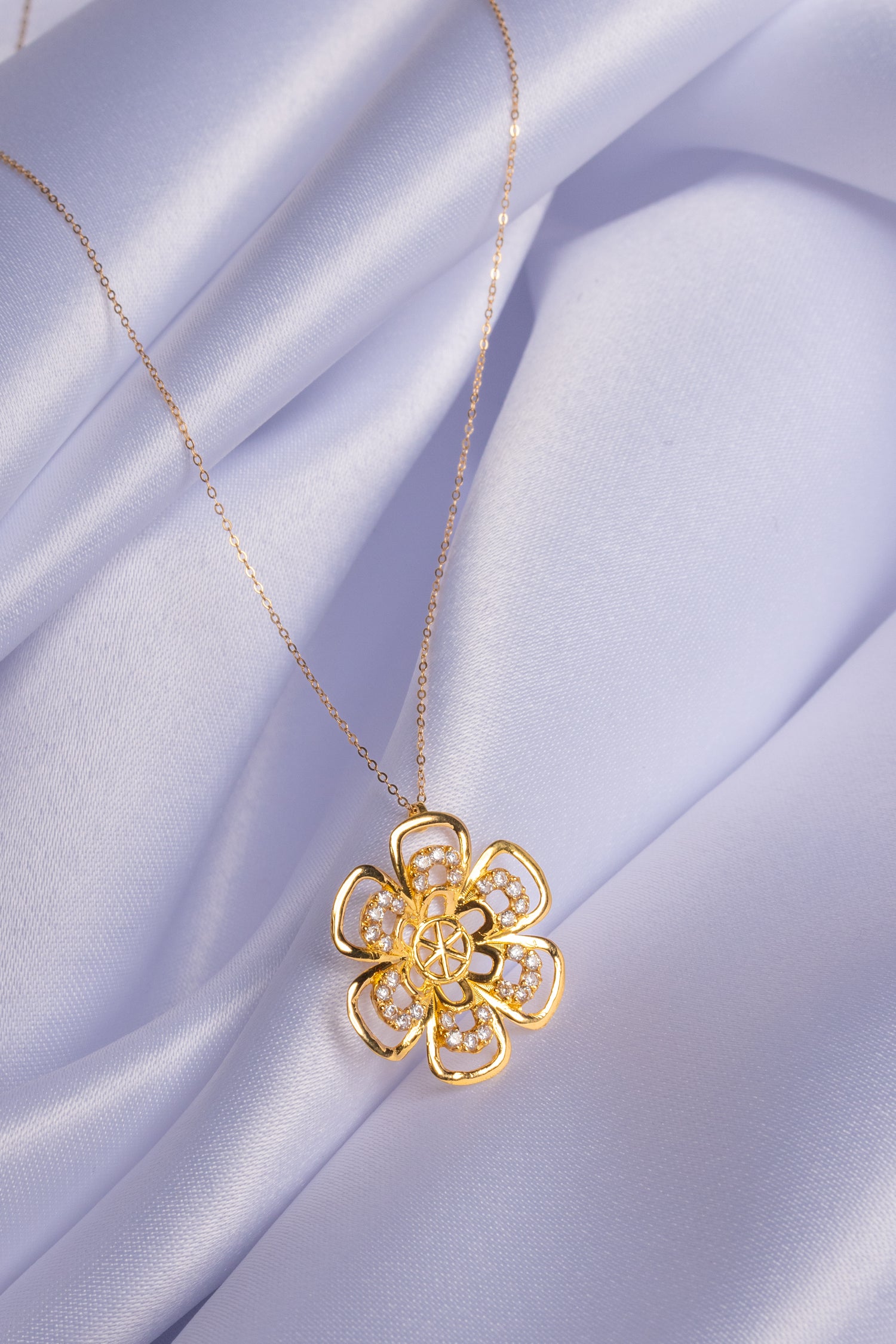 Eternal Bloom Pendant – A Timeless Symbol of Elegance Gold 21K