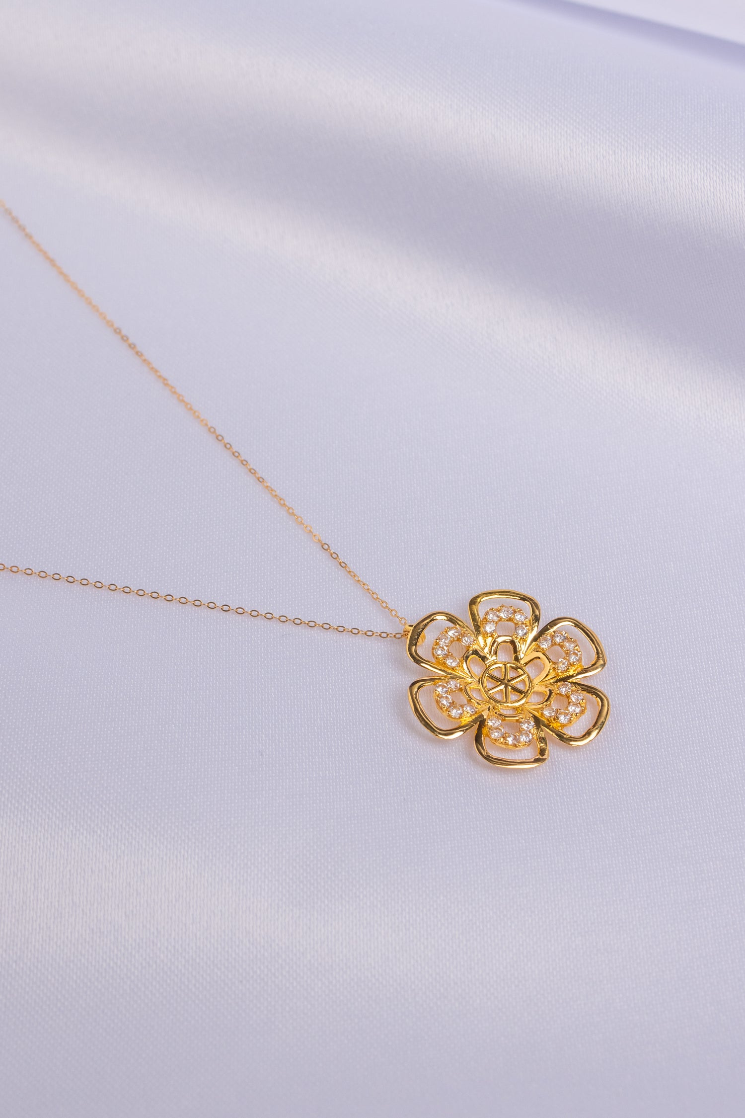 Eternal Bloom Pendant – A Timeless Symbol of Elegance Gold 21K